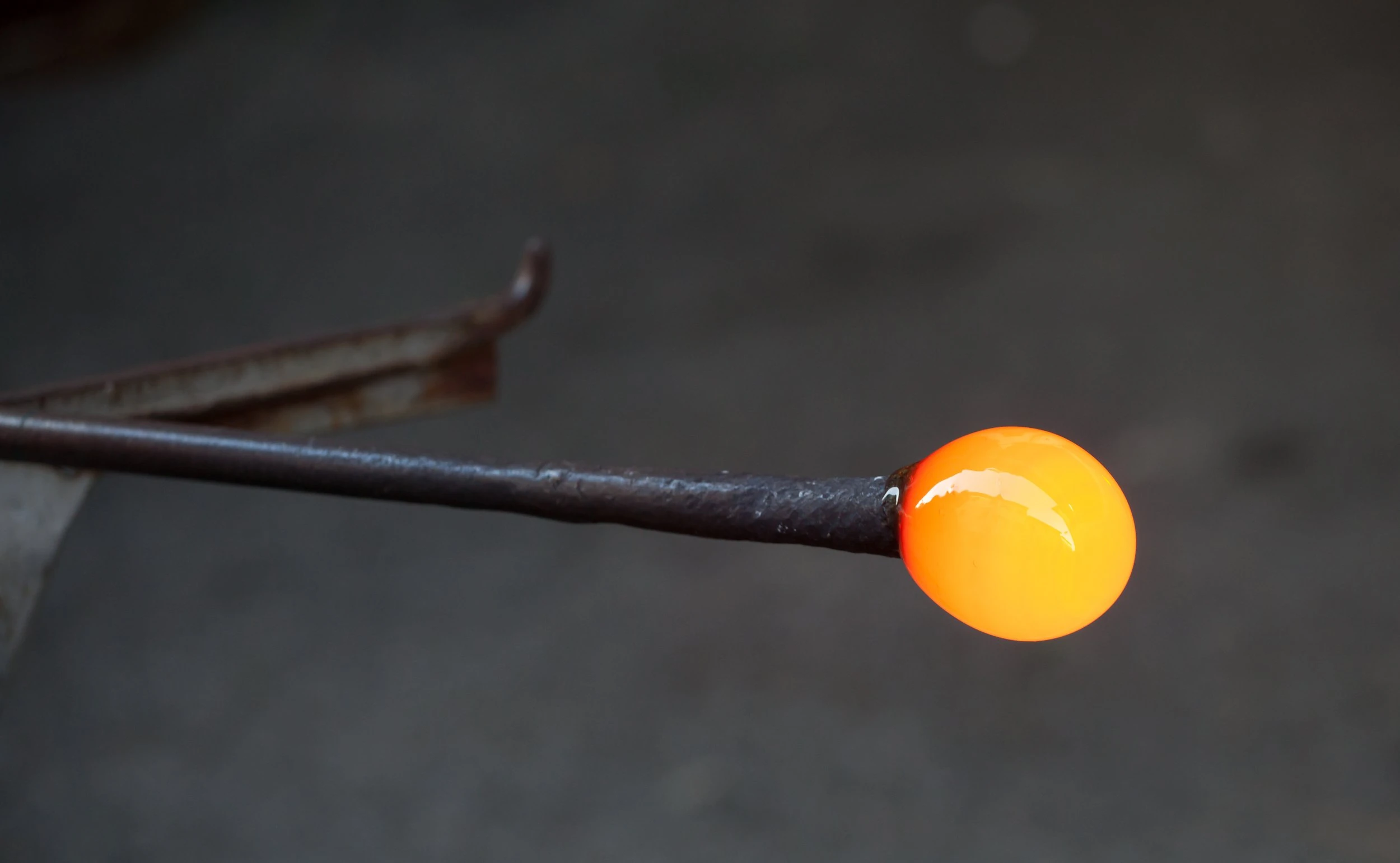 Gathering molten glass