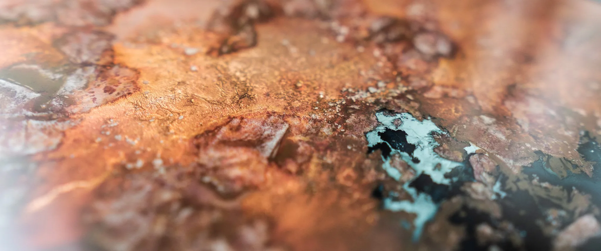Bronze leaf verre églomisé — surface detail