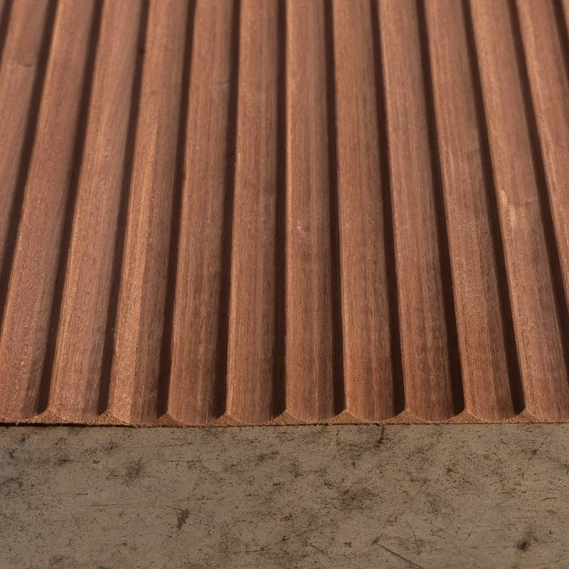 Panneau de bois à cannelure profonde en noyer naturel, vue rapprochée de rainures larges et profondes sur la tranche de la plaque