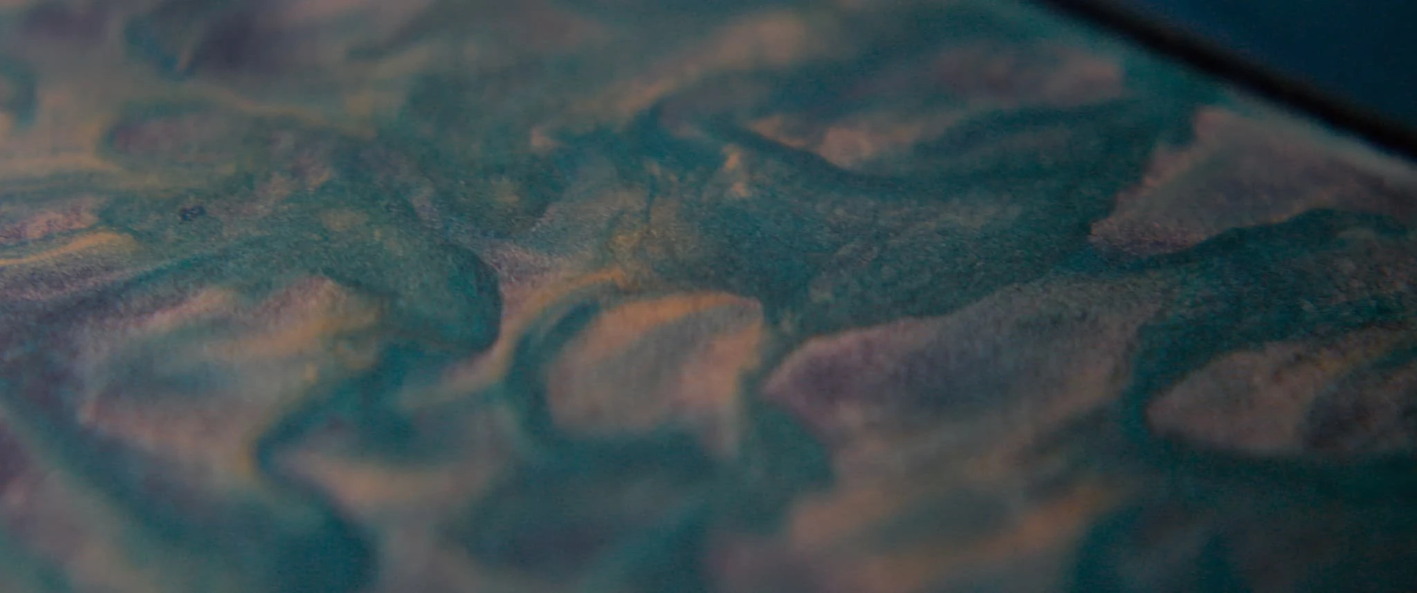 Textured lacquer finish in green and purple