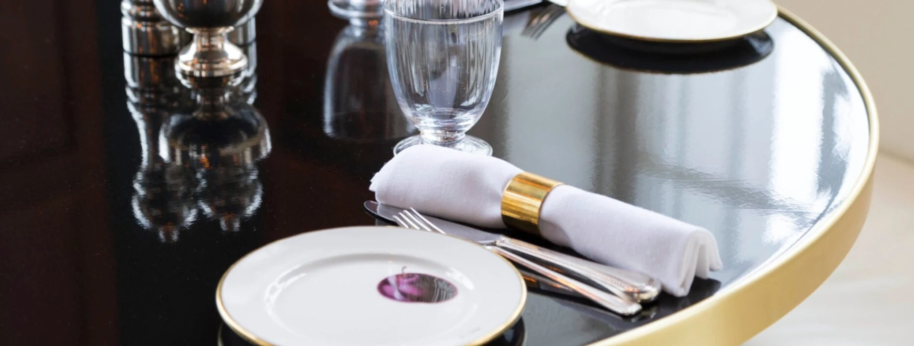 Table top in enamelled volcanic lava stone
