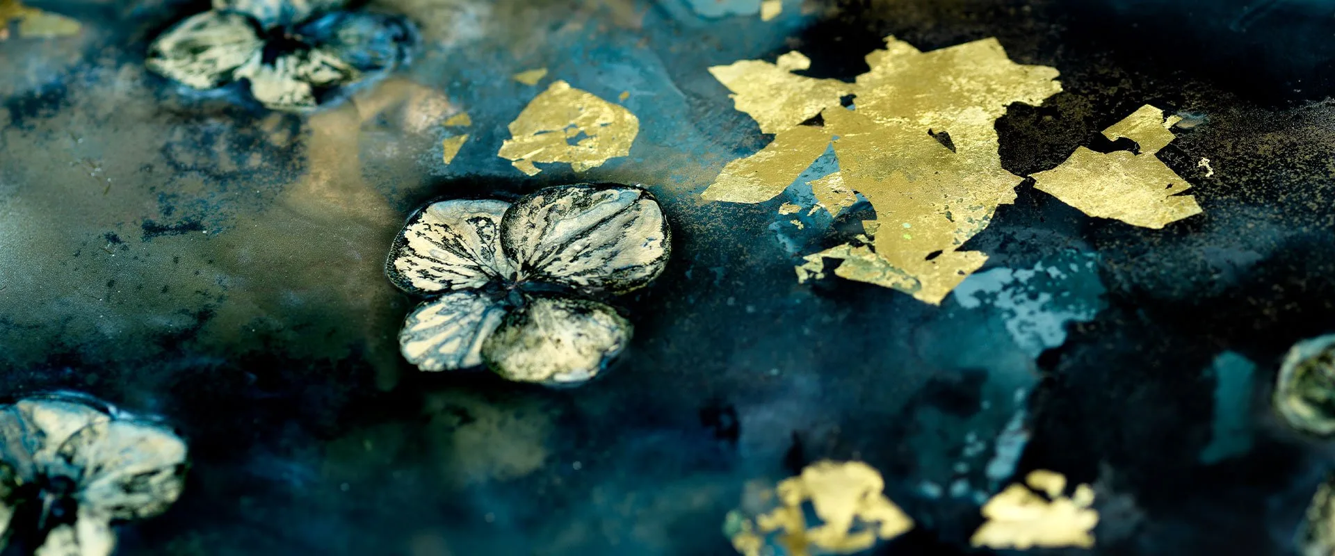 Verre églomisé panel detail