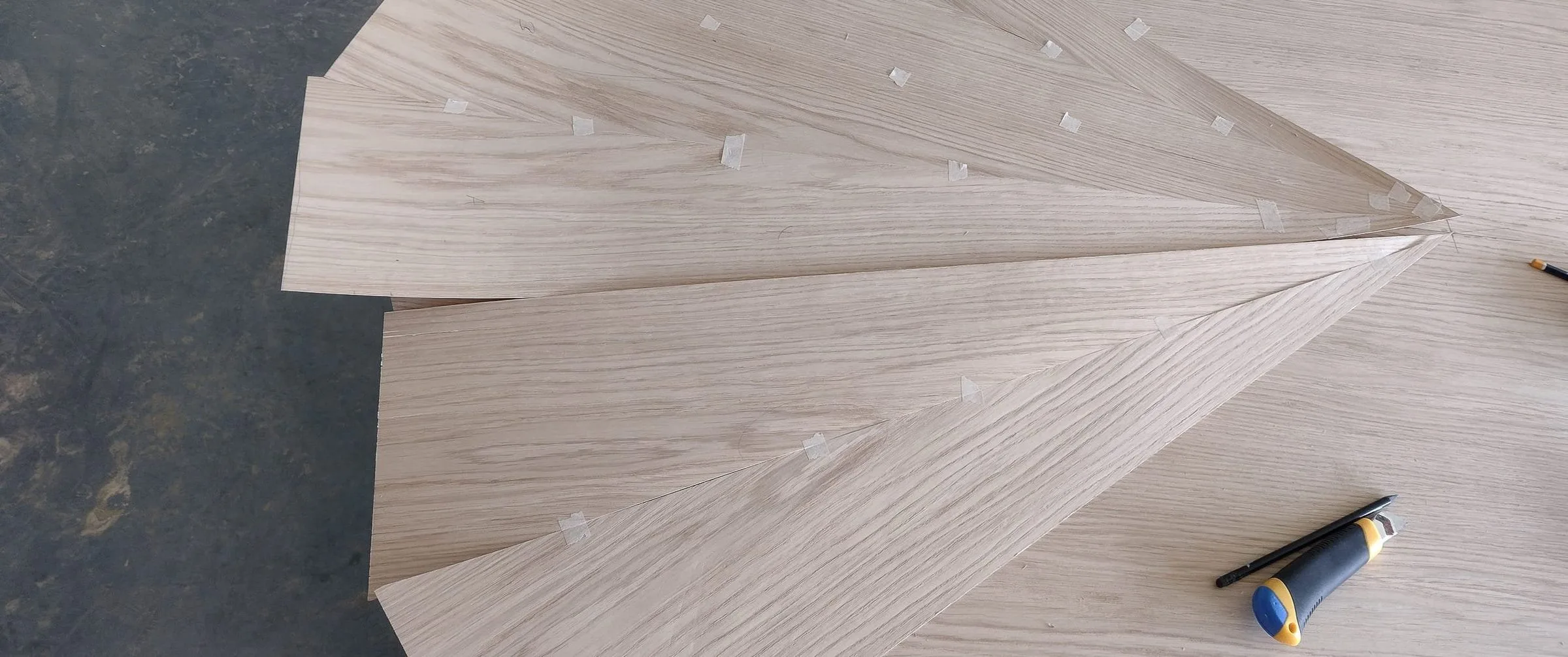 Starburst veneer table top centre point